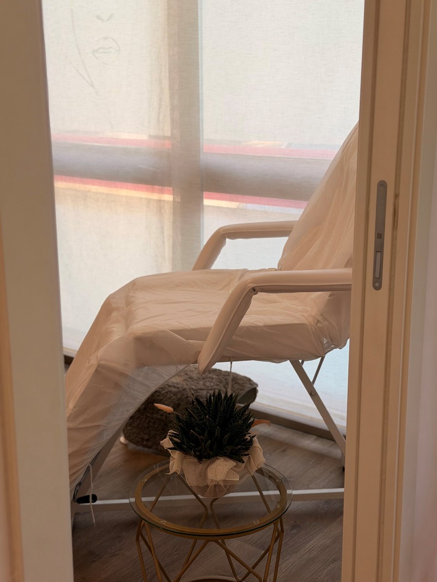 Cabina attrezzata per la dermopigmentazione delle sopracciglia a Narni