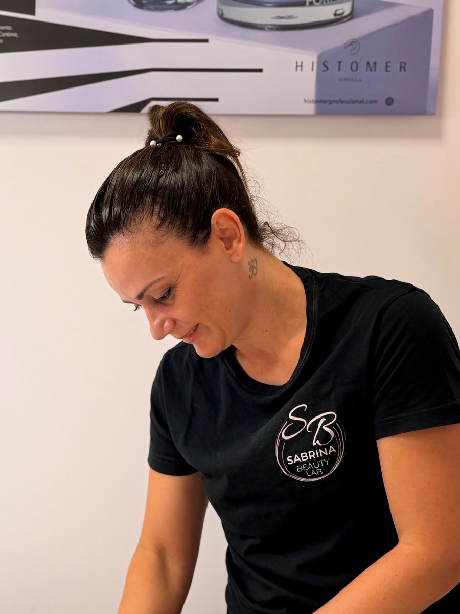 Estetista al lavoro durante una seduta di trucco semipermanente a Narni