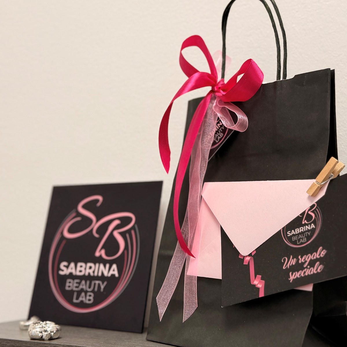Biglietto da visita e confezione regalo di Sabrina Beauty Lab a Narni